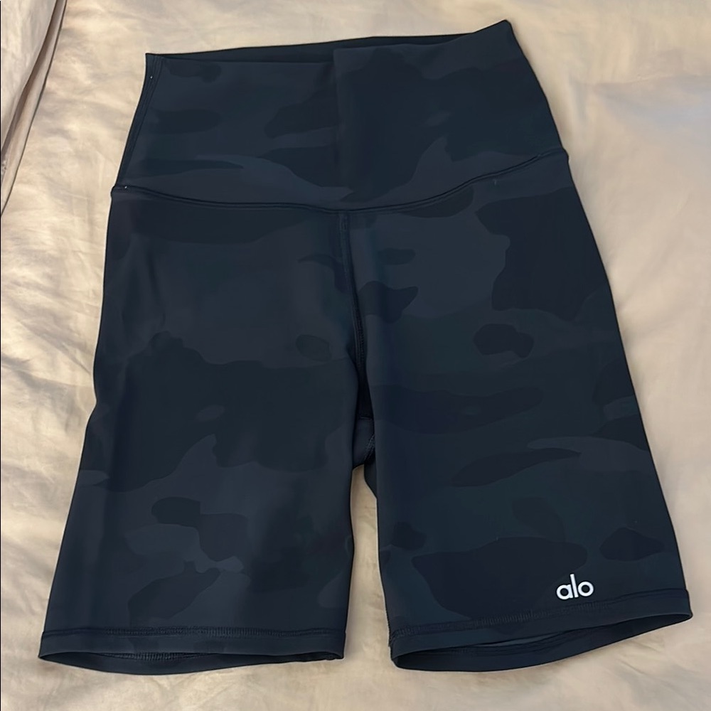 ALO Yoga Women's Black Camo Shorts